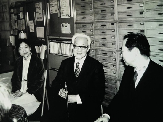 巴老访问日中文化交流协会事务局左起李小林、巴老、白土吾夫.jpg