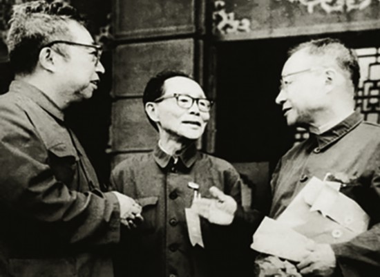 吴学周（中）与唐敖庆、王大珩交谈。.jpg