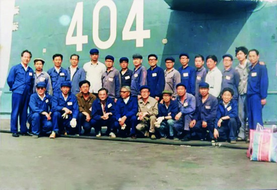 黄旭华（后排左一）同参与深潜试验的科研人员合影.jpg
