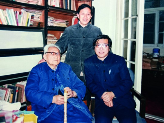 在巴老书房左起巴金、徐钤（上海作协外联室主任）、作者.jpg